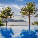 Akrotiri & - Adult Friendly
