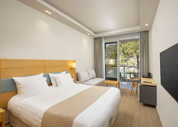 Akrotiri & - Adult Friendly 5* Paleokasztríca